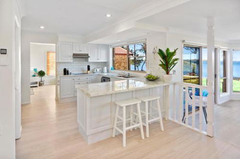 Adrift Retreat St. Georges Basin Waterfront Home - Grafton Accommodation 2