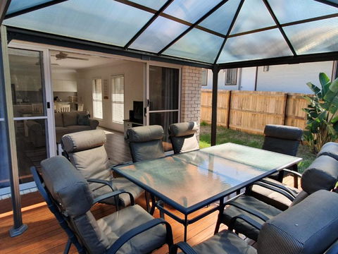 26 Satinwood Drive Low Set Modern Sleeps 8 - Grafton Accommodation 1