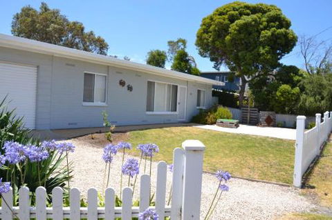 Bay Breeze Cottage - Grafton Accommodation 1
