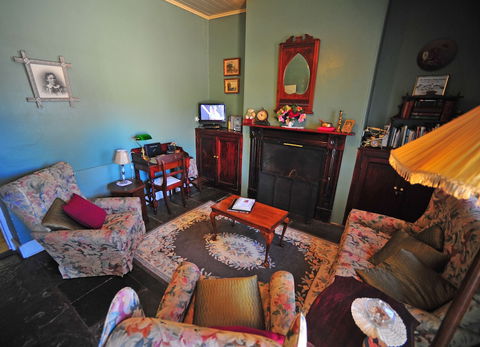 Emma Tiver Heritage Cottage - Grafton Accommodation 3