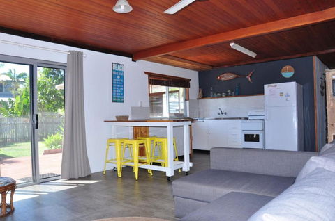 12 Zircon Street Renovated Beach Shack With The Perfect Blend Of Comfort & Coastal Cool - Grafton Accommodation 5