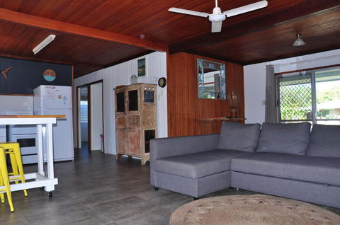 12 Zircon Street Renovated Beach Shack With The Perfect Blend Of Comfort & Coastal Cool - Grafton Accommodation 4