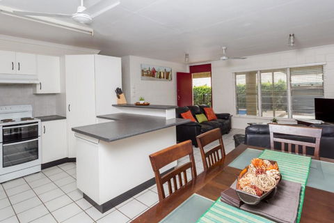 14 Double Island Drive Rainbow Beach Large Holiday House With PoolPets Welcome Free Wi Fi - Grafton Accommodation 2