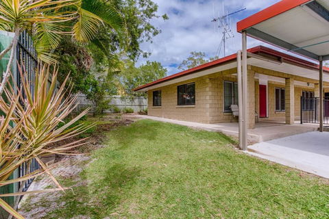 14 Double Island Drive Rainbow Beach Large Holiday House With PoolPets Welcome Free Wi Fi - Grafton Accommodation 5