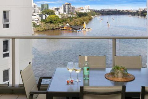 Amazing River View 3 Bedroom Apartment Brisbane CBD Netflix Fast Wifi Carpark - Grafton Accommodation 3