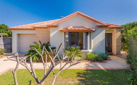 Oceania Cottage LJHooker Yamba - Grafton Accommodation 2