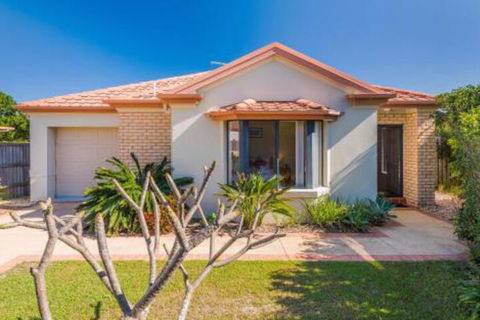 Oceania Cottage LJHooker Yamba - Grafton Accommodation 0