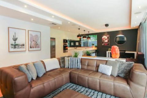 Spacious 2 Bedroom Apartment In Ascot With Large Private Garden - Grafton Accommodation 0