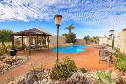 Osprey Holiday Village Unit 109 Pleasant 3 Bedroom Holiday Villa With A Pool In The Complex - Grafton Accommodation 2