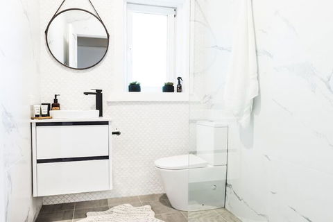 Designer Beachfront Apartment - Grafton Accommodation 5