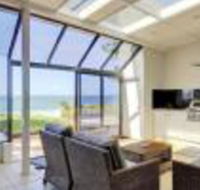 Whispering Sands 10 Sandy Point Road Luxury waterfront home with aircon WIFI  Foxtel - Grafton Accommodation