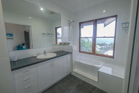 Absolute Airlie Central Airlie Beach - Grafton Accommodation 6