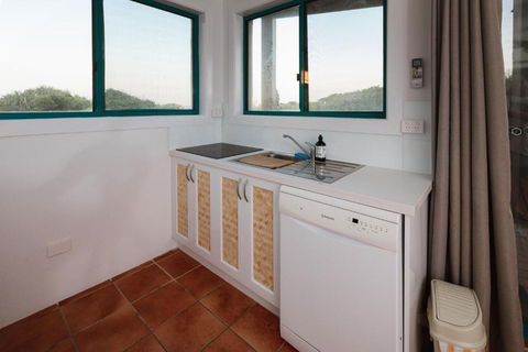 White Waves On The Beach - Grafton Accommodation 6