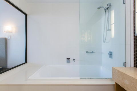Boathouse Port Of Airlie - Grafton Accommodation 5