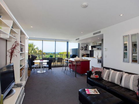 LORNE CHALET APARTMENT 10 Ask About Midweek Deals - Grafton Accommodation 1