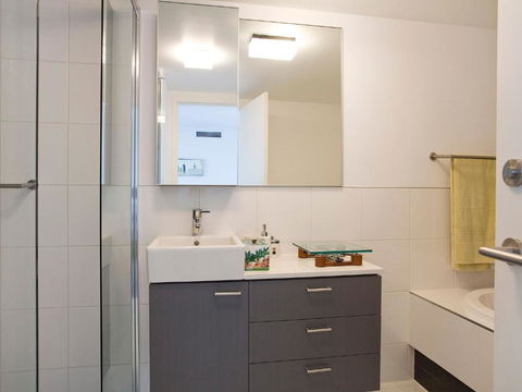 LORNE CHALET APARTMENT 10 Ask About Midweek Deals - Grafton Accommodation 2