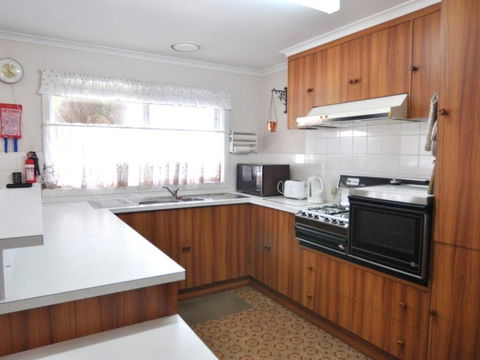 RETRO RETREAT INLET SIDE - Grafton Accommodation 6