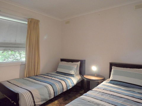 RETRO RETREAT INLET SIDE - Grafton Accommodation 3