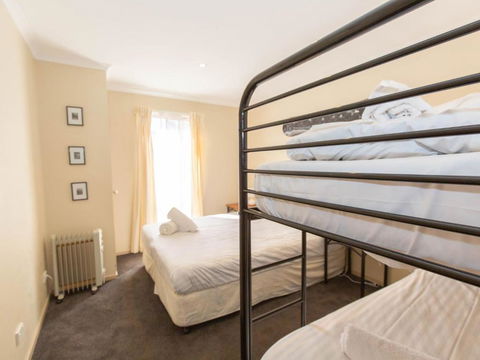 Acacia 5 / 2 Kirwan Close - Grafton Accommodation 4