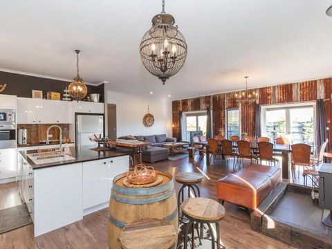 Oak & Barrel / 7 Twynam Street - Grafton Accommodation 4