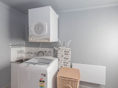 Oak & Barrel / 7 Twynam Street - Grafton Accommodation 1