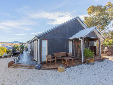 Oak & Barrel / 7 Twynam Street - Grafton Accommodation 2