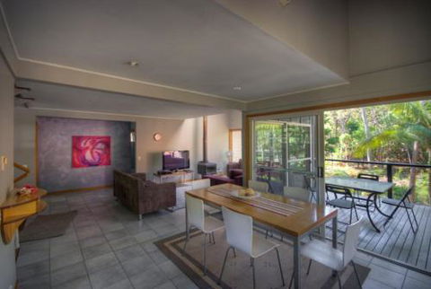 6 Satinwood Drive Rainbow Shores Stylish Beach House Free WiFi - Grafton Accommodation 1