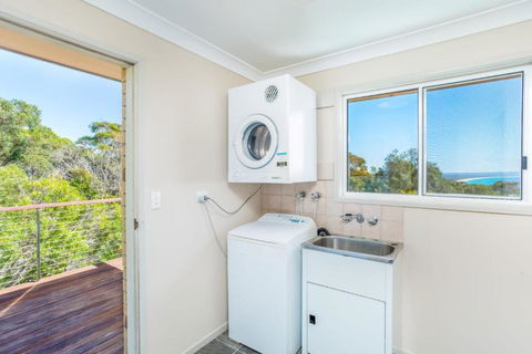 Rainbow Views Rainbow Beach Stunning Ocean Views & A Swimming Pool - Grafton Accommodation 2