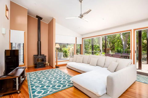8 Satinwood Drive Rainbow Shores Architecturally Designed Pool Walk To Beach - Grafton Accommodation 4