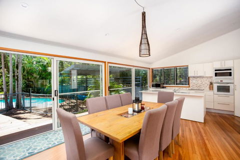 8 Satinwood Drive Rainbow Shores Architecturally Designed Pool Walk To Beach - Grafton Accommodation 5