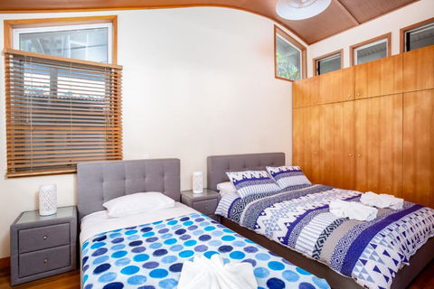 8 Satinwood Drive Rainbow Shores Architecturally Designed Pool Walk To Beach - Grafton Accommodation 3
