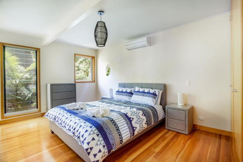 8 Satinwood Drive Rainbow Shores Architecturally Designed Pool Walk To Beach - Grafton Accommodation 2