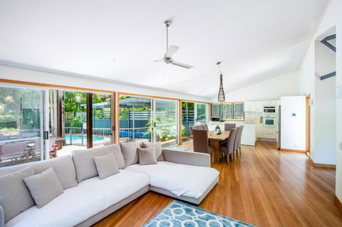 8 Satinwood Drive Rainbow Shores Architecturally Designed Pool Walk To Beach - Grafton Accommodation 1