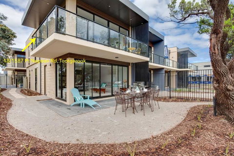 Beautiful Beachfront Apartment At Capel Sound - Grafton Accommodation 3