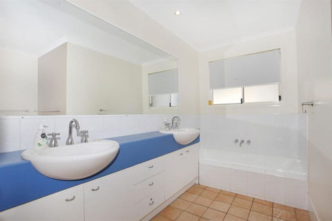 10 Barra Crescent Coolum Beach 500 BOND WIFI Walking Distance To Beach - Grafton Accommodation 2