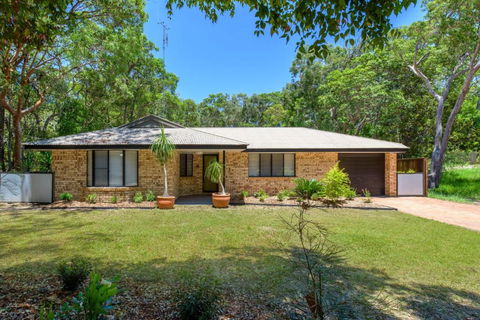 13 Orania Court Rainbow Shores Pool Sleeps 8 Air Conditioning Fire Pit - Grafton Accommodation 6