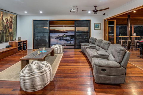 Uisce Luxury Holiday House With Jacuzzi Pool Table Cinema Premium Foxtel & Two Buggies - Grafton Accommodation 6