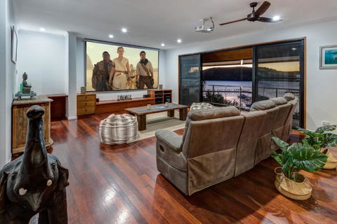 Uisce Luxury Holiday House With Jacuzzi Pool Table Cinema Premium Foxtel & Two Buggies - Grafton Accommodation 3