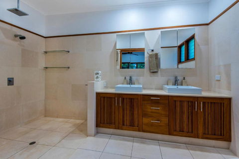 Uisce Luxury Holiday House With Jacuzzi Pool Table Cinema Premium Foxtel & Two Buggies - Grafton Accommodation 1