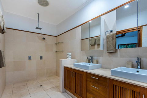 Uisce Luxury Holiday House With Jacuzzi Pool Table Cinema Premium Foxtel & Two Buggies - Grafton Accommodation 5