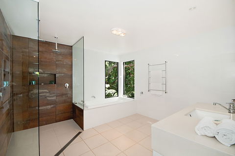 A PERFECT STAY - The Hawk At Wategos - Grafton Accommodation 5