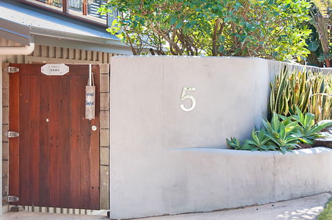 A PERFECT STAY - The Hawk At Wategos - Grafton Accommodation 0
