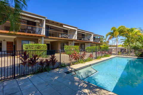 Unit 1 Rainbow Surf Modern Two Storey Townhouse With Large Shared Pool Close To Beach & Shop - Grafton Accommodation 2