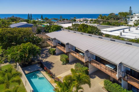 Unit 1 Rainbow Surf Modern Two Storey Townhouse With Large Shared Pool Close To Beach & Shop - Grafton Accommodation 1