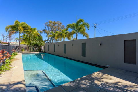 Unit 1 Rainbow Surf Modern Two Storey Townhouse With Large Shared Pool Close To Beach & Shop - Grafton Accommodation 4