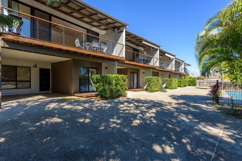 Unit 1 Rainbow Surf Modern Two Storey Townhouse With Large Shared Pool Close To Beach & Shop - Grafton Accommodation 3