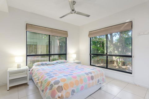 Unit 1 Rainbow Surf Modern Two Storey Townhouse With Large Shared Pool Close To Beach & Shop - Grafton Accommodation 5
