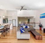 Unit 1 Rainbow Surf Modern two storey townhouse with large shared pool close to beach  shop - Grafton Accommodation