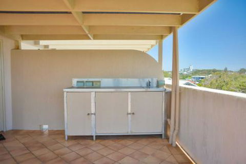 Ocean Front Moffat Beach Private Rooftop Terrace Walk To Cafes Restaurants - Grafton Accommodation 5