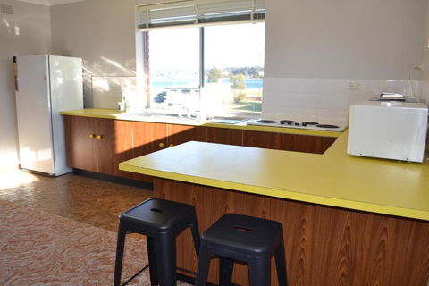Apartment With Sweeping View Of The Bay 2 Bedrooms Sleeps 5 - Grafton Accommodation 3